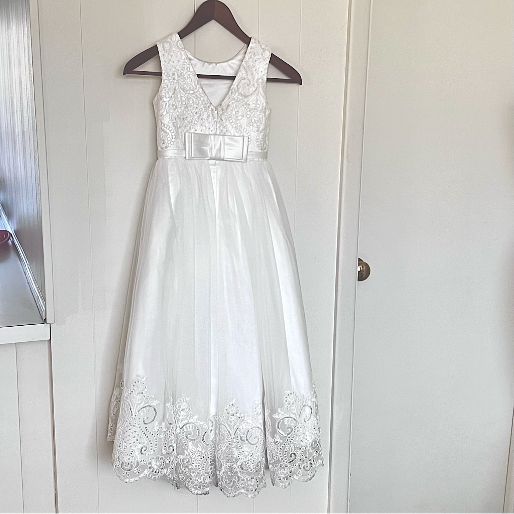Custom White Flower Girl/ Communion Dress. Pristine Condition. Size 4/5.